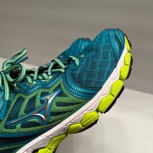 Mizuno wave runner